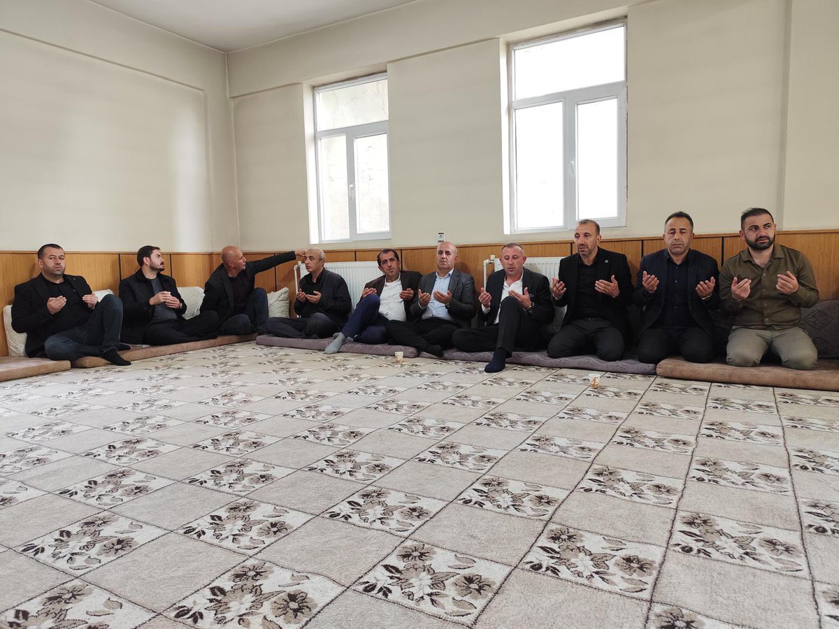 İlçe başkanımız Sn <a href="/BurhanYASAR30/">Burhan YAŞAR</a> ilçe başkan yardımcılarımız ve gençlik kolları başk Sn <a href="/srvtkrstakkurt/">Servet Kürşat Akkurt</a> ile birlikte 

Tuna -onat-Tekinalp ailelerine taziye ziyaretlerinde bulunup, merhuma Allahtan rahmet Ailelerine başsağlığı dilediler. <a href="/RTErdogan/">Recep Tayyip Erdoğan</a> <a href="/abuyukgumus/">Ahmet Büyükgümüş</a> <a href="/MustafaAlkayis/">Av. Mustafa Alkayış</a>