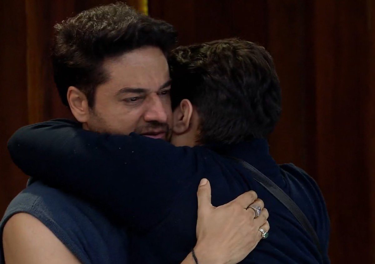 not_ur_nemesis's tweet photo. Fav yet most painful moment for me from the episode has to be Mridul meeting everyone first and going to Gaurav in the end bec both were too emotional to express anything. 
#BiggBoss19 serving best bromance who would have thought 🥹🫶
Mridul aur mriduk k GK bhai>>
#GauravKhanna https://t.co/jUMCymIKkB