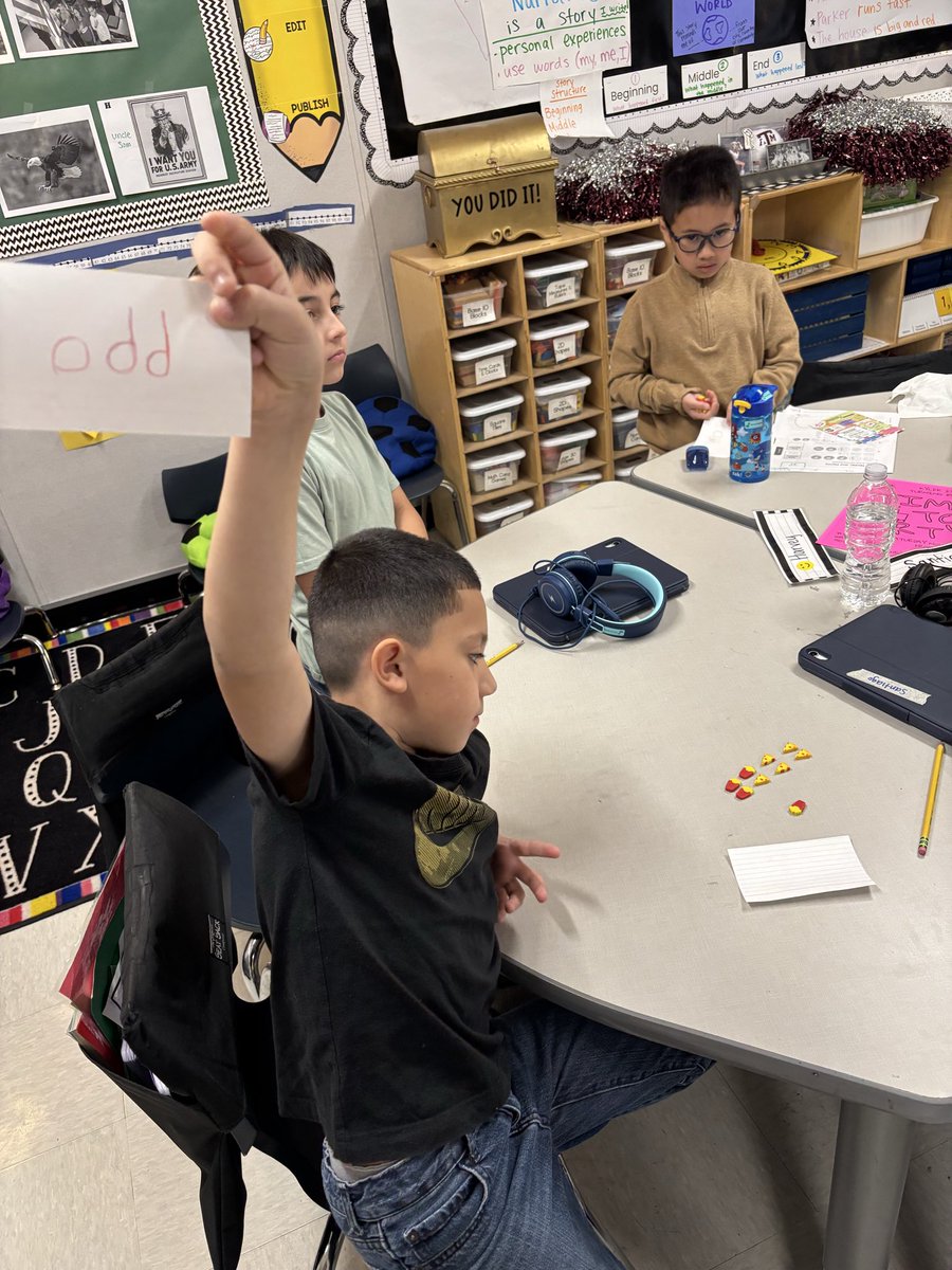 JoyaElam's tweet image. Mathematicians in Mrs. Whitmire’s 2nd grade class were all about Even Steven and Odd Todd! They used manipulatives to create two groups to see if there were any leftovers @DeganElementary #wearedegan #rockyourrole #mathinlisd