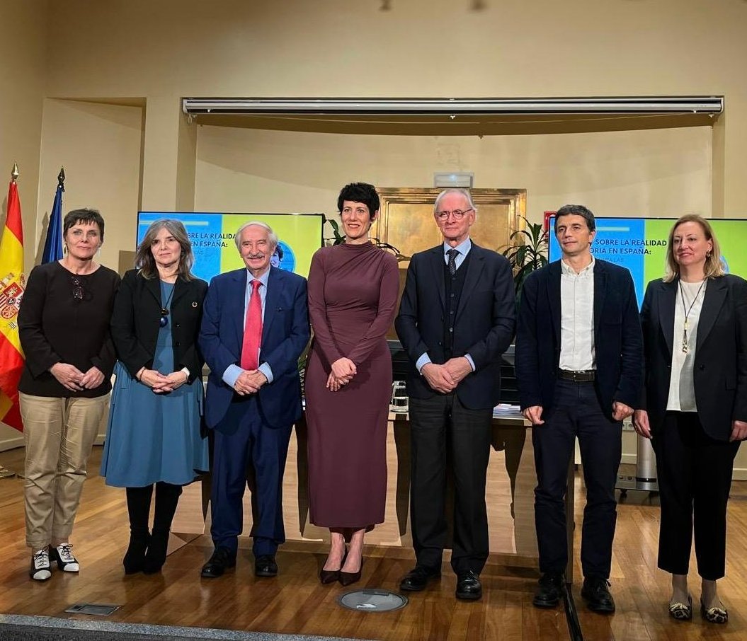 La ministra <a href="/SaizElma/">Elma Saiz</a> y <a href="/CESEspana/">Consejo Económico y Social de España</a> presentan el informe "La realidad #migratoria en España. Prioridades para las políticas públicas".

🔍Una interesante radiografía que destaca: 

📉La inmigración como factor decisivo para el dinamismo de la población y el crecimiento económico.