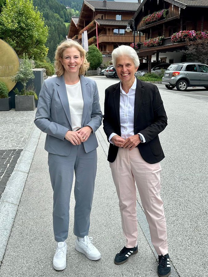 Zwei russophobe Kriegshetzerinnen , Strack Zimmermann und Meinl-Reisinger!
Menschen, die ich  in der Politik nicht sehen will, weil extrem gefährlich!