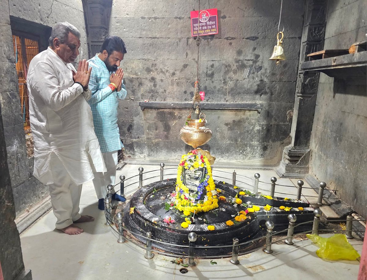 SSomwanshi50's tweet photo. 🙏 **श्री निळकंठेश्वर देवांचे मनोभावे दर्शन** 🙏

आज निलंगा येथे श्री निळकंठेश्वर देवस्थान येथे जाऊन श्रींचे **मनोभावे दर्शन** घेतले.
श्री निळकंठेश्वर महाराजांच्या चरणी प्रार्थना केली की
आपल्या सर्वांच्या जीवनात **शांती, समृद्धी आणि आनंद** नांदो 🙏✨

🚩 *हर हर महादेव!* 🚩 https://t.co/Vs4Yi2eLxu