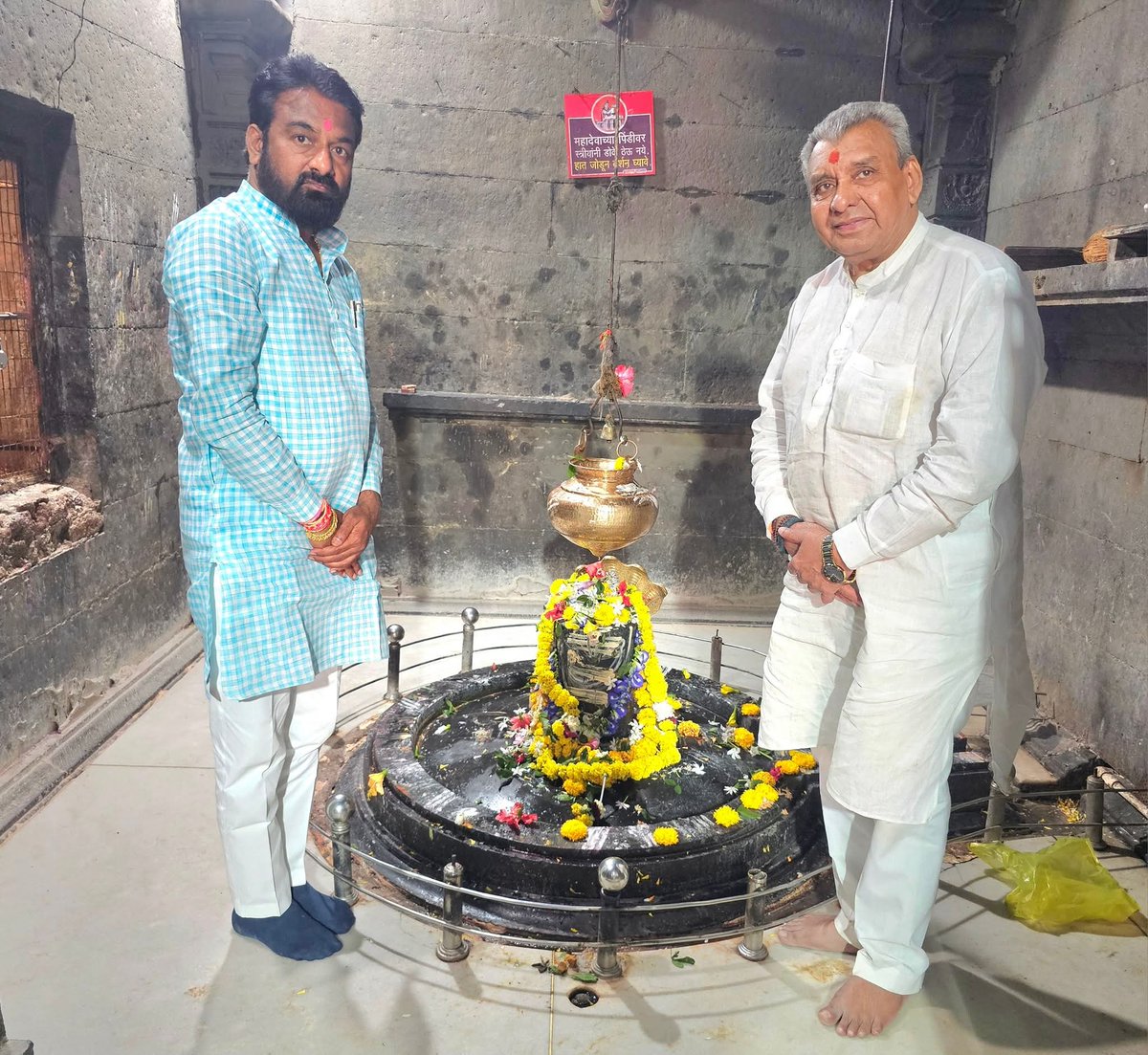 SSomwanshi50's tweet photo. 🙏 **श्री निळकंठेश्वर देवांचे मनोभावे दर्शन** 🙏

आज निलंगा येथे श्री निळकंठेश्वर देवस्थान येथे जाऊन श्रींचे **मनोभावे दर्शन** घेतले.
श्री निळकंठेश्वर महाराजांच्या चरणी प्रार्थना केली की
आपल्या सर्वांच्या जीवनात **शांती, समृद्धी आणि आनंद** नांदो 🙏✨

🚩 *हर हर महादेव!* 🚩 https://t.co/Vs4Yi2eLxu
