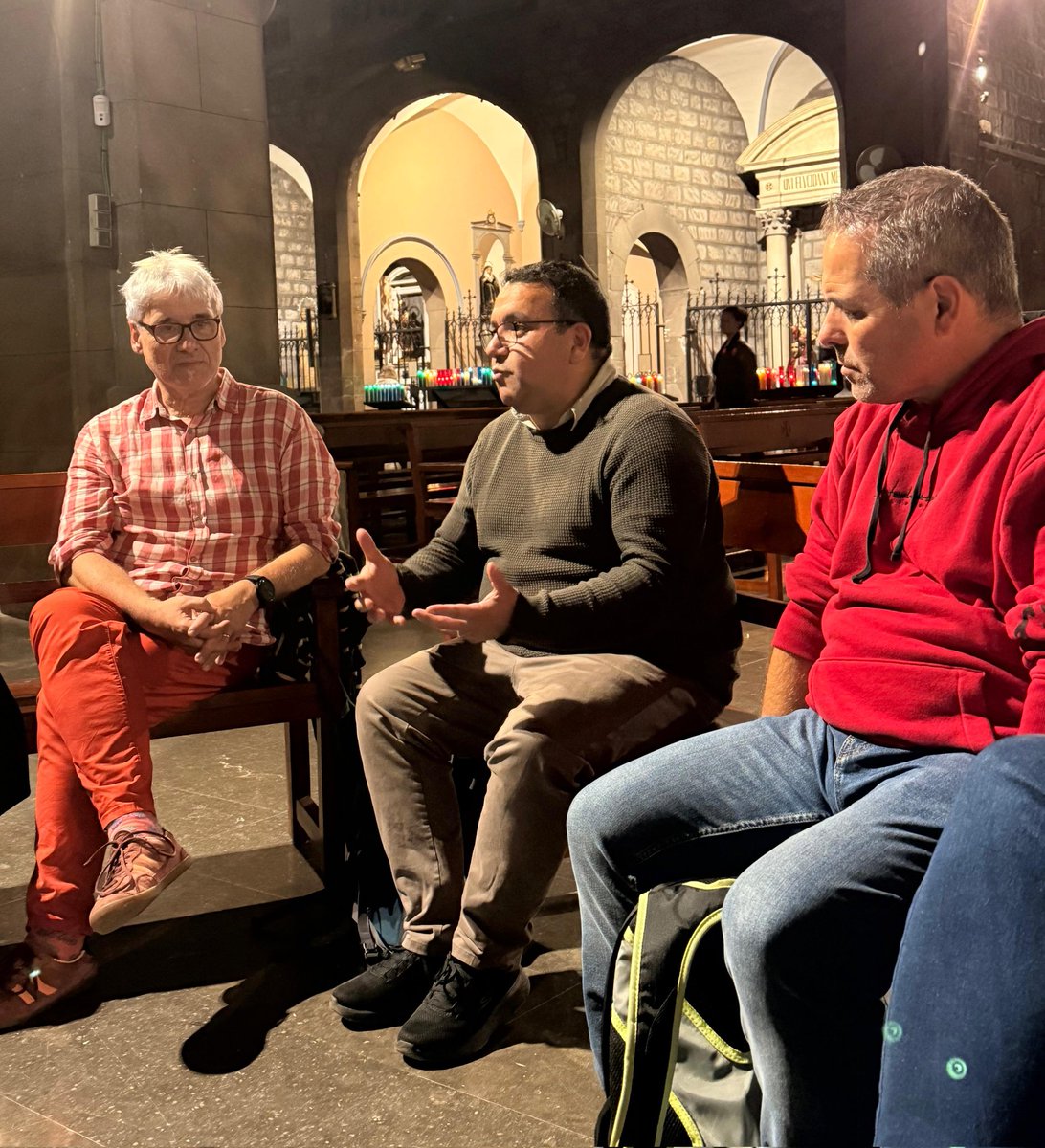 FECC_educacio's tweet image. ✨ Avui vivim una trobada molt especial amb el germà Cristian de #Taizé a l’església de Sant Jaume de #Barcelona. Un moment per compartir, dialogar i descobrir com la comunitat de @taize inspira les nostres escoles i els joves.
#FECC #EscolaCristiana #PelegrinsDEsperança…