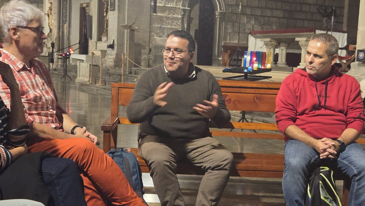 FECC_educacio's tweet image. ✨ Avui vivim una trobada molt especial amb el germà Cristian de #Taizé a l’església de Sant Jaume de #Barcelona. Un moment per compartir, dialogar i descobrir com la comunitat de @taize inspira les nostres escoles i els joves.
#FECC #EscolaCristiana #PelegrinsDEsperança…