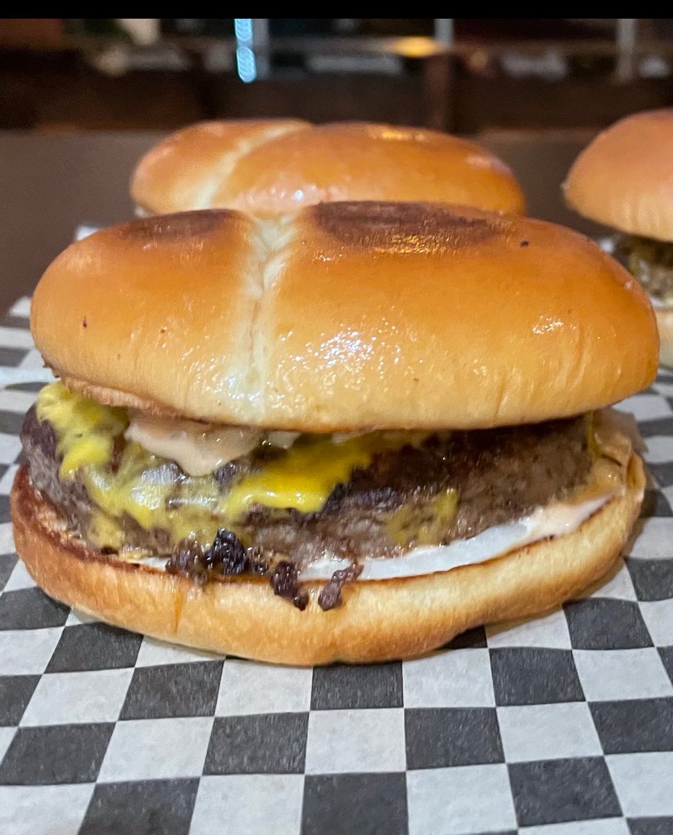 Bring on the smiles with our Kids Cheese Burger! 🍔 Savor the juicy Angus beef patty, melted cheddar, tangy dill pickle chips, ketchup, and creamy mayo all nestled in a fluffy brioche bun. #NowMakeMeASandwich #ChildFriendlyFood 😊
