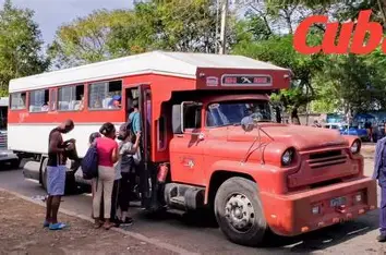 RobertoVeitz's tweet photo. @ManuelaC22 Este es el transporte publico en tu paraiso socialista: Cuba https://t.co/RXN8b8RAC8