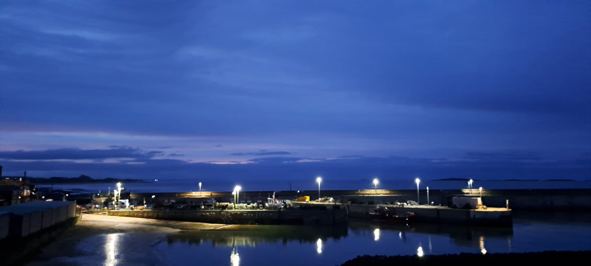 bosworth_alison's tweet image. Currently praying to the sky Gods in the vein hope this cloud clears tonight! 🌌 

#Seahouses
#Harbour
#Northumberland