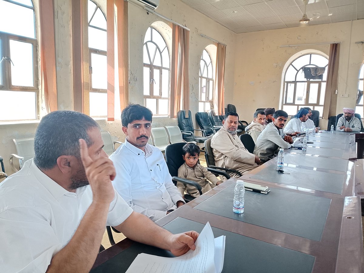 اليوم في اجتماع التأسيسي لجمعية المهرة التعاونية الاستهلاكية، رافقني بالحضور الشبل، مسلم سعد مسلم، وكان رسمي وانضباطي بدرجة عالية،  وطلع بأنطباع كبير جداً،  عندما وصلنا البيت لم يعد يشوف نفسه بمستوى اقرانه،  يجلس مع الكبار  ويتحدث عن  المستقبل،  يريد شاش حسب نطقة،  فهو عضو مؤسس