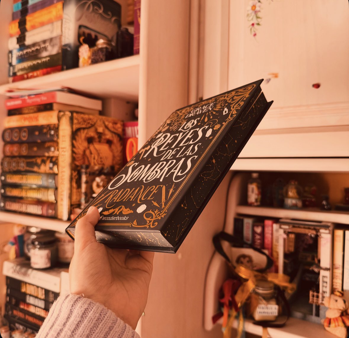 FiebreLectora's tweet image. Friends to lovers, matrimonio concertado, un mundo de fantasía... y, además, cortito 🖤

Reseña: fiebrelectora.blogspot.com/2025/10/resena… @wonderbooksed