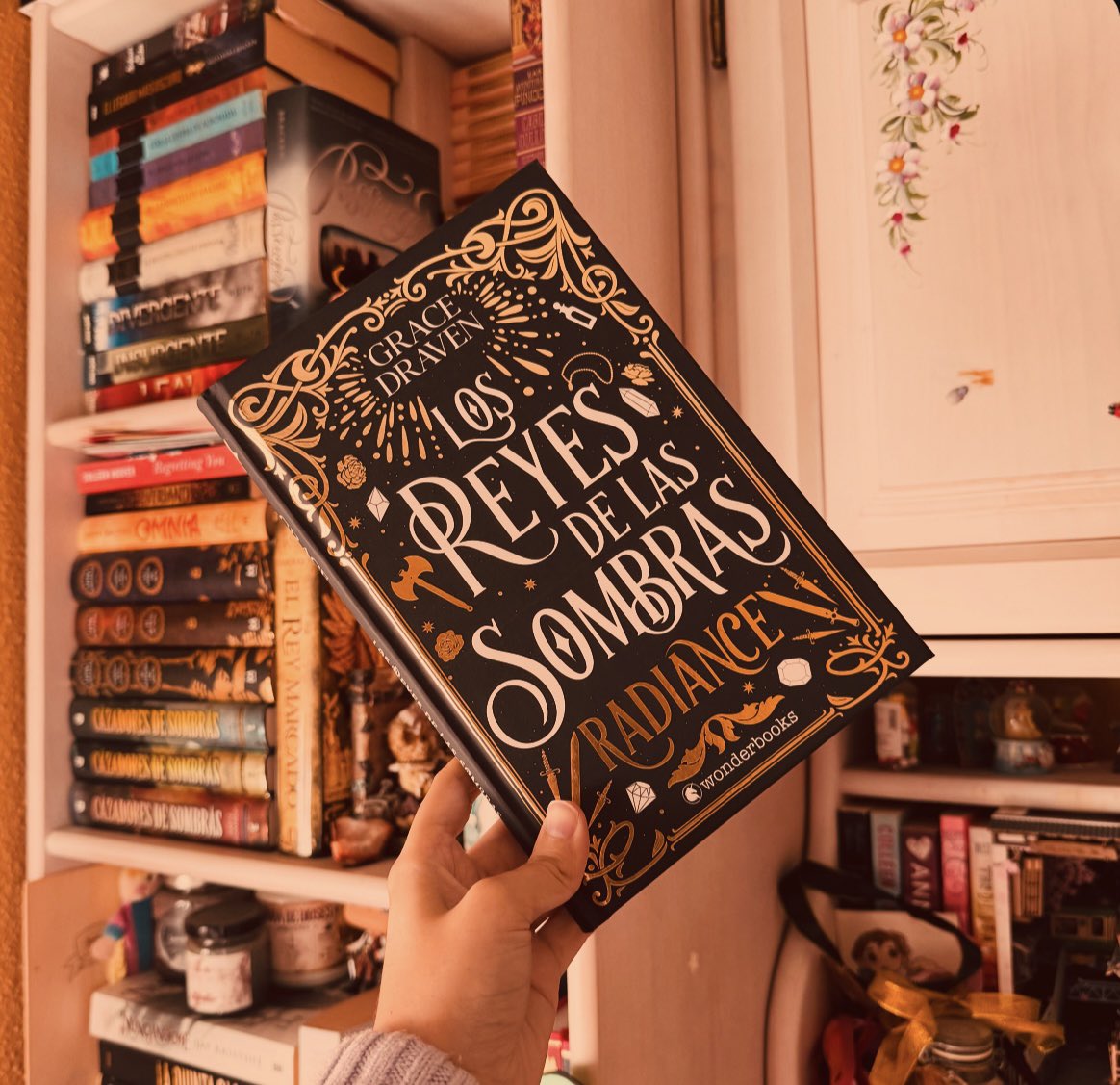 FiebreLectora's tweet image. Friends to lovers, matrimonio concertado, un mundo de fantasía... y, además, cortito 🖤

Reseña: fiebrelectora.blogspot.com/2025/10/resena… @wonderbooksed