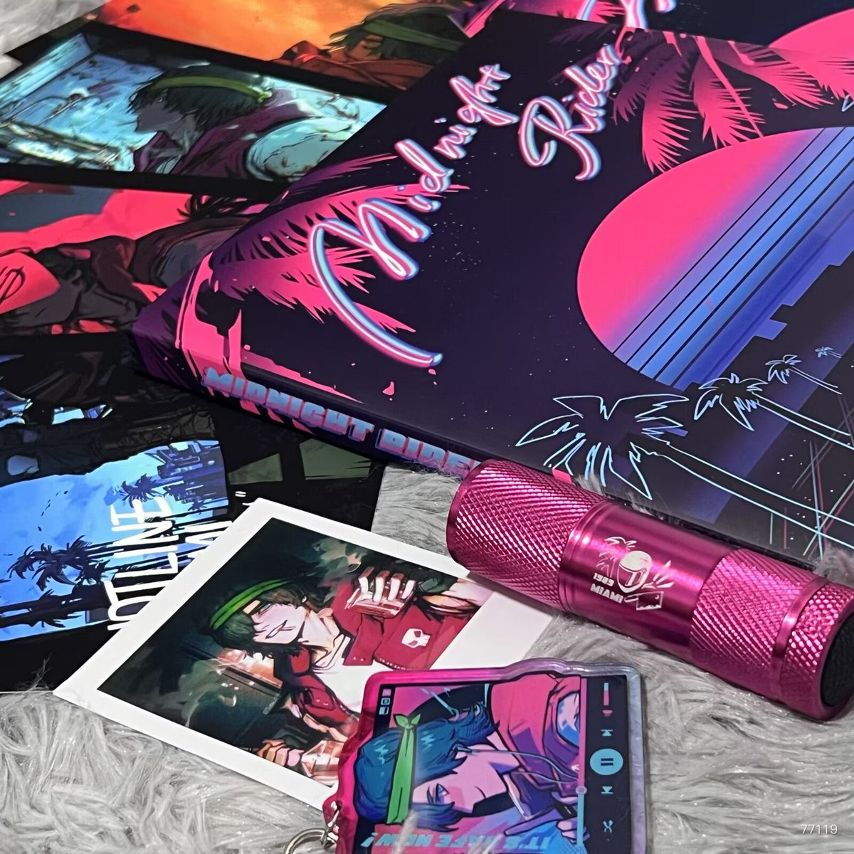 Tatsu_515_'s tweet image. It’s been lots of work but finally done my first artbook… repo photos from friends