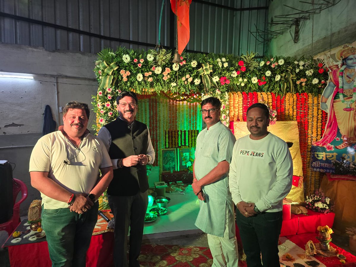 JeetuYadavOnlin's tweet image. ॐ भैरवाय नमः 🙏

युवा उद्योगपति, भाजपा नेता बड़े भाई अमित बंसल जी द्वारा भैरव अष्टमी के पावन पर आयोजित भोजन प्रसादी में सम्मिलित होकर भैरव बाबा के दिव्य श्रंगार के दर्शन किये!