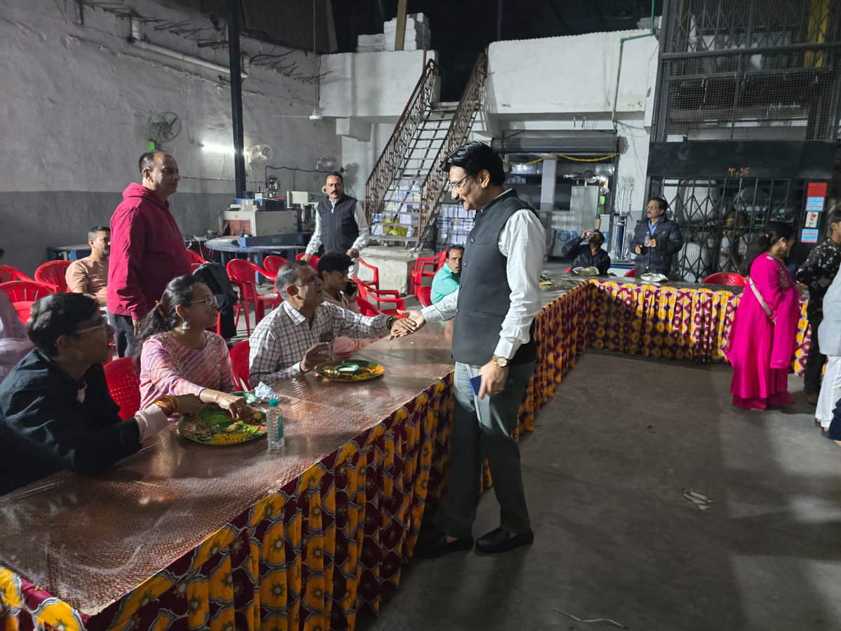 JeetuYadavOnlin's tweet image. ॐ भैरवाय नमः 🙏

युवा उद्योगपति, भाजपा नेता बड़े भाई अमित बंसल जी द्वारा भैरव अष्टमी के पावन पर आयोजित भोजन प्रसादी में सम्मिलित होकर भैरव बाबा के दिव्य श्रंगार के दर्शन किये!