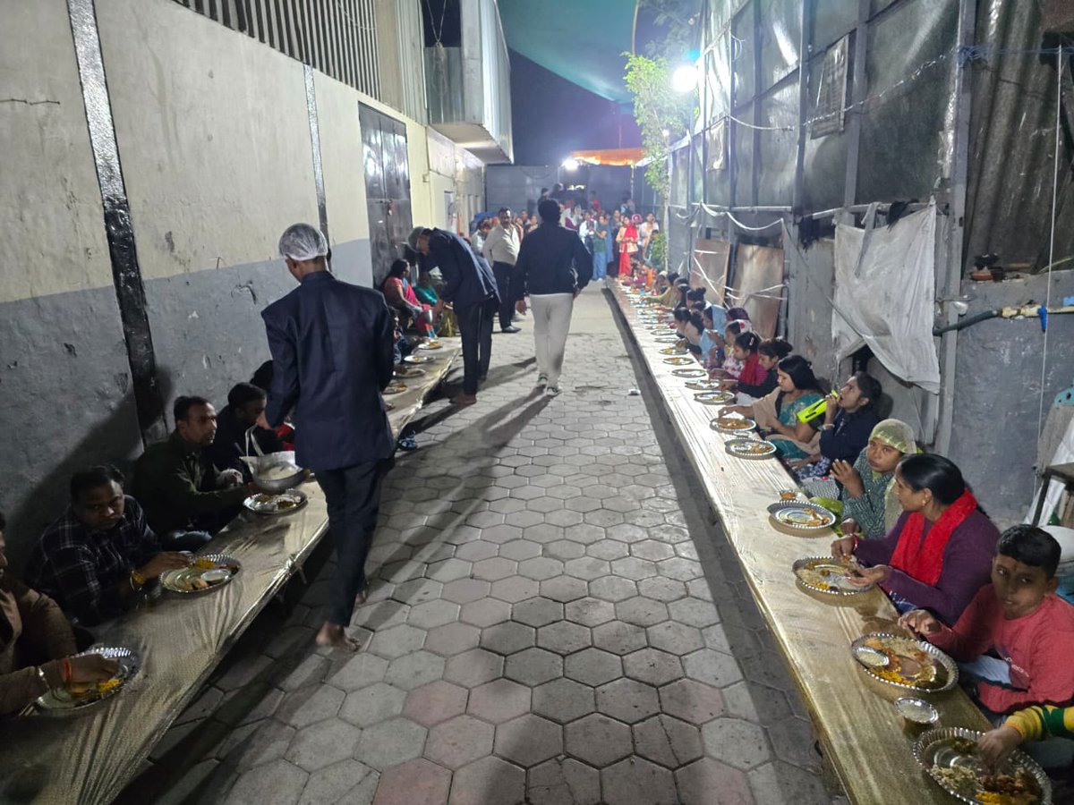 JeetuYadavOnlin's tweet image. ॐ भैरवाय नमः 🙏

युवा उद्योगपति, भाजपा नेता बड़े भाई अमित बंसल जी द्वारा भैरव अष्टमी के पावन पर आयोजित भोजन प्रसादी में सम्मिलित होकर भैरव बाबा के दिव्य श्रंगार के दर्शन किये!