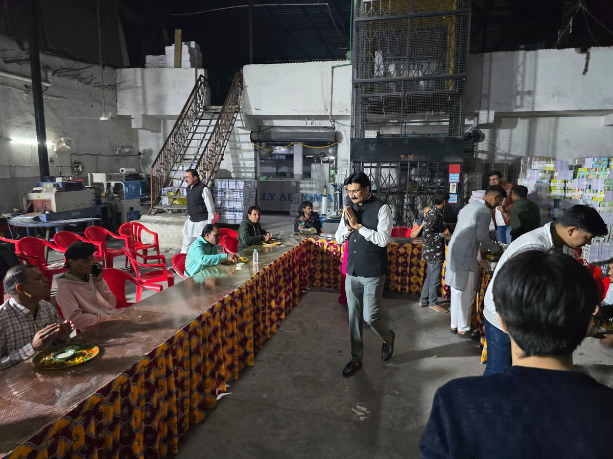 JeetuYadavOnlin's tweet image. ॐ भैरवाय नमः 🙏

युवा उद्योगपति, भाजपा नेता बड़े भाई अमित बंसल जी द्वारा भैरव अष्टमी के पावन पर आयोजित भोजन प्रसादी में सम्मिलित होकर भैरव बाबा के दिव्य श्रंगार के दर्शन किये!