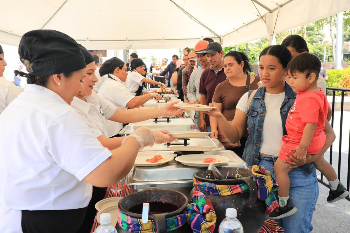 elsalvador's tweet image. #DeBitcoin | Parte de las actividades que se realizan en el Centro Histórico de San Salvador en el marco del @btchistoricosv.  @stacyherbert @bitcoinofficesv 

Fotos: Sofía Mazariego / #DiarioES