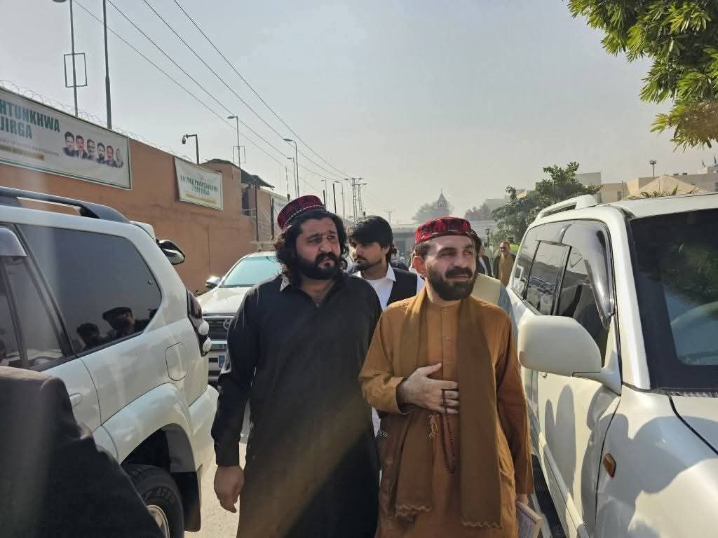 mohsin_khanii's tweet photo. پی ٹی ایم کے کارکنان کو صرف اس لیے نشانہ بنایا جا رہا ہے کہ وہ سچ بولتے ہیں۔
ہم پرامن ہیں، مگر ظالم کے سامنے جھکنے والے نہیں۔
#WhereIsPTMDelegation https://t.co/dtLvoseJLO