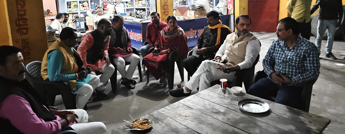 आज जनपद चित्रकूट के अपनी मऊ-मानिकपुर विधानसभा अंतर्गत नगर मऊ मे किसान मोर्चा के जिला मंत्री श्री सुनील मिश्रा को पुत्र प्राप्ति पर आवास जाकर बधाई व शुभकामनाएं दी।