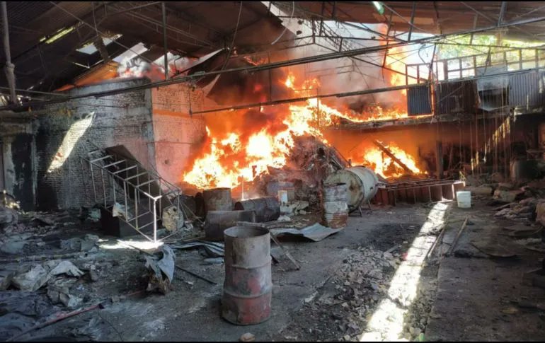 informador's tweet photo. 📽🔥Así se vio el incendio en bodega de Oblatos en cámaras del C5 (VIDEO)

https://t.co/LvI4CXrztp https://t.co/iRngHQ6tLh