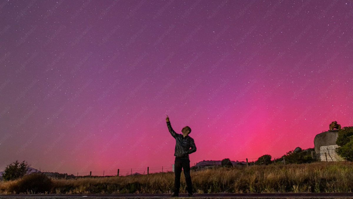 🎇 Impresionante espectáculo de #AurorasBoreales visibles desde la zona del parque eólico en La Rumorosa, #BajaCalifornia.

El fenómeno, que pudo observarse por tercera ocasión, fue causado por el impacto en la Tierra de una tormenta geomagnética.

📸 #DíaEnImágenes / Brandon