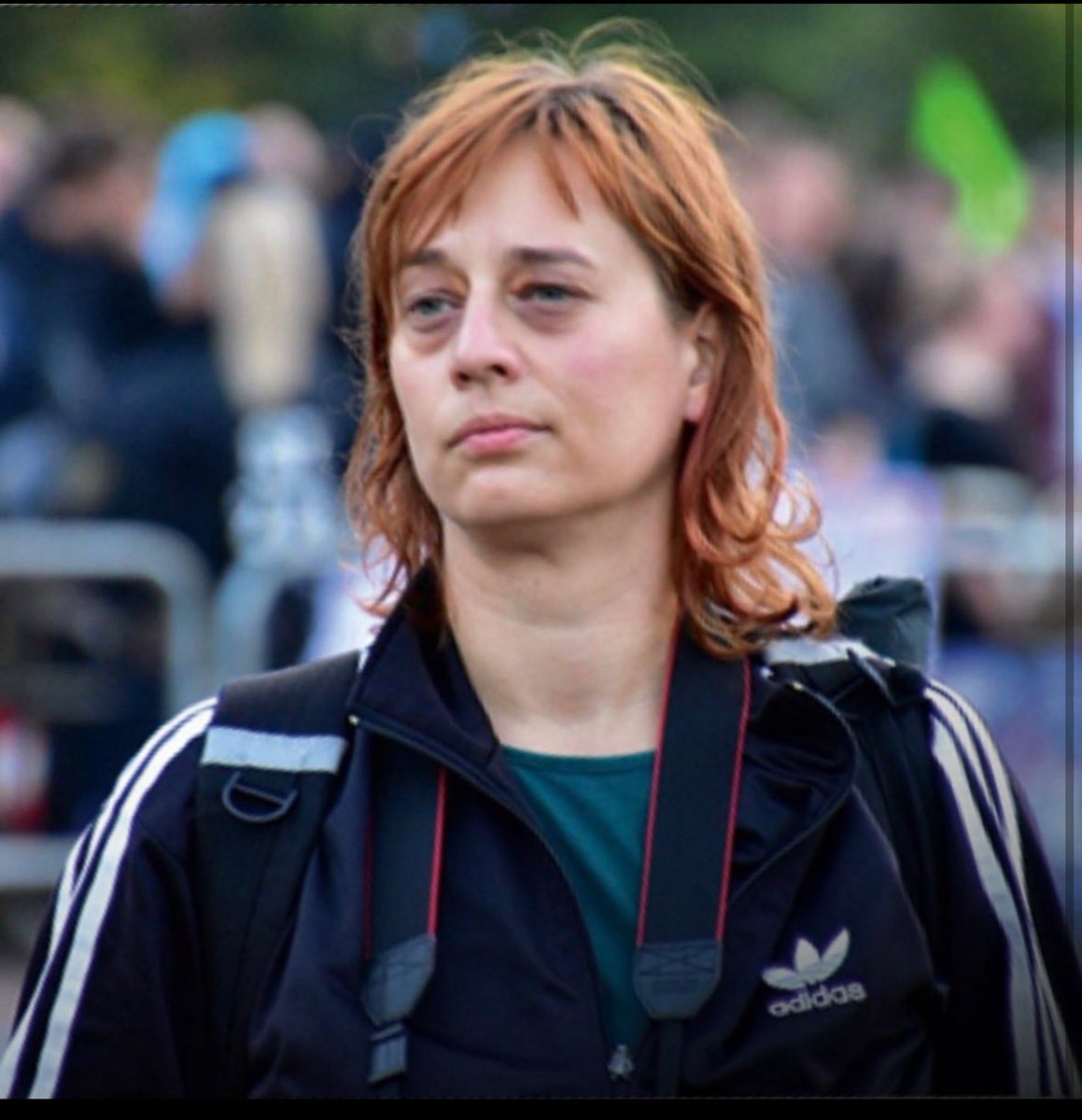 Das ist Stefanie Heide, Antifa-Fotografin und in die körperliche Auseinandersetzung mit dem 70jährigen Herrn Tichy bei der Buchmesse „Seitenwechsel“ verwickelt. Wegen ihrer mangelnden Körperhygiene hat sie in der linksgrünen Szene den Spitznamen „Stinke-Steffi“. 😂