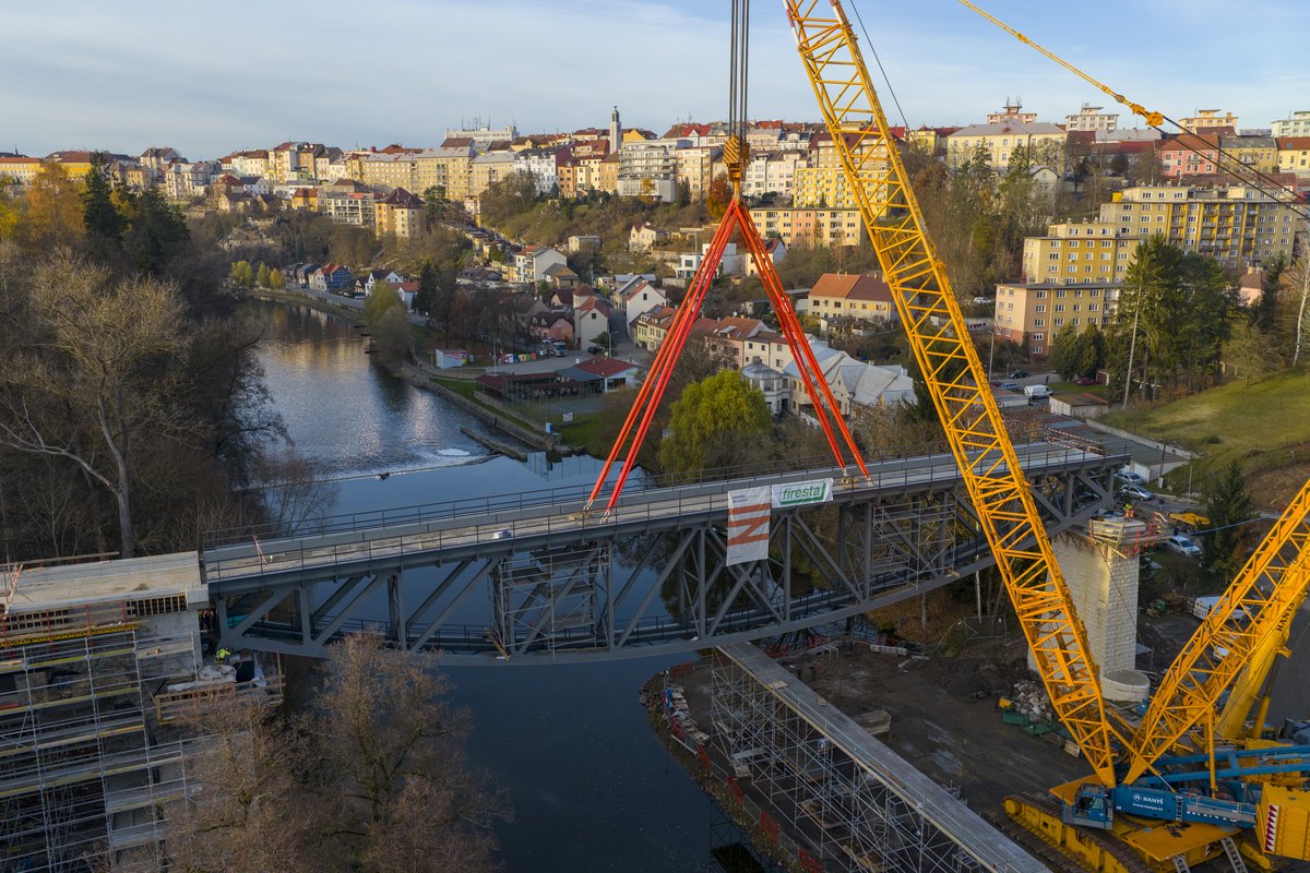 🌉 Na mostě do Bechyně vrcholí montáž nových ocelových konstrukcí!

Dnes se na své místo usadila větší z nich, zítra ji doplní druhá. Nové části jsou od původních k nerozeznání, zvládnou ale moderní provoz i vyšší rychlost vlaků. Stoletý most přes Lužnici v Táboře je jednou z