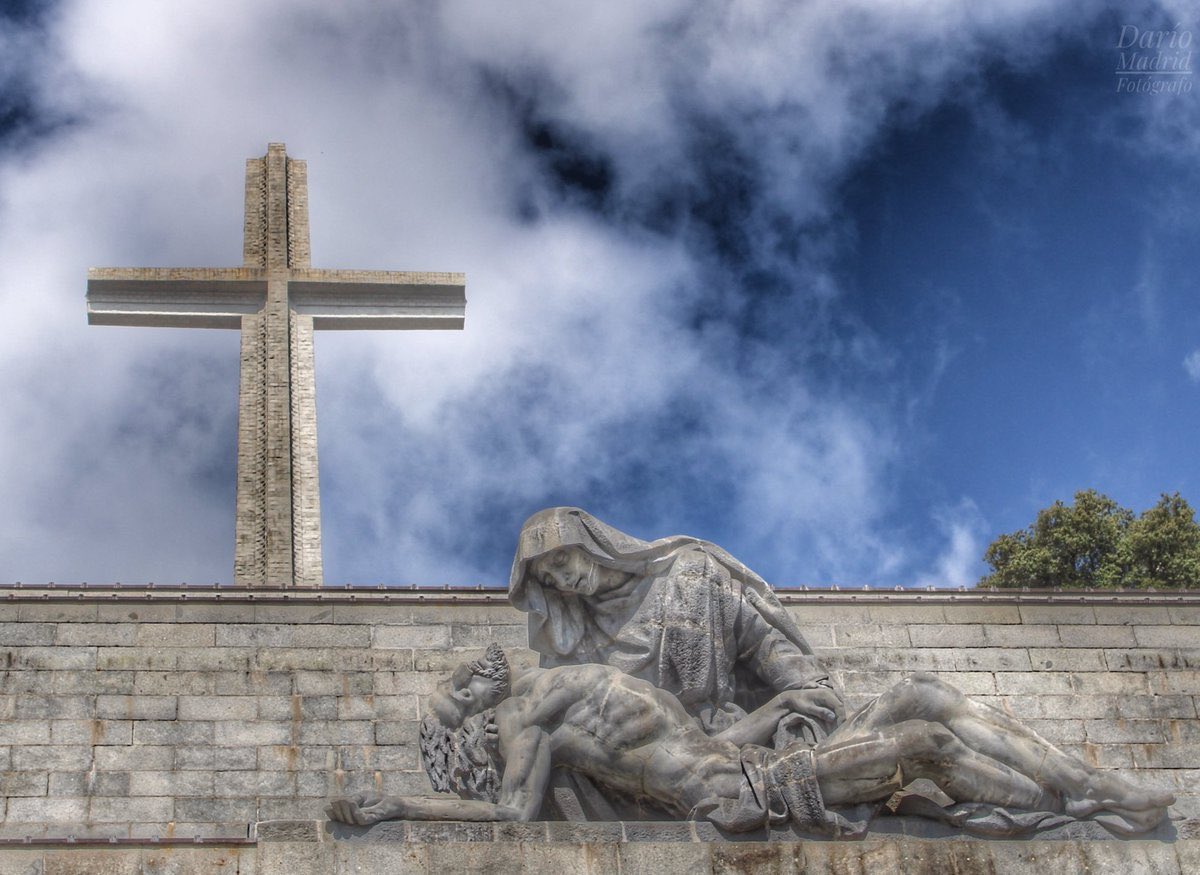 La Virgen precede a Jesús, en la Encarnación, con su sí. La Virgen es #Corredentora. Por eso, los que odian a Jesús, antes de quitar la #Cruz, la quieren quitar a Ella. 
Su #Piedad les molesta. Es mentira que era #Franco, o la guerra. 
LES MOLESTA LA FE, como ocurrió en el 36.
