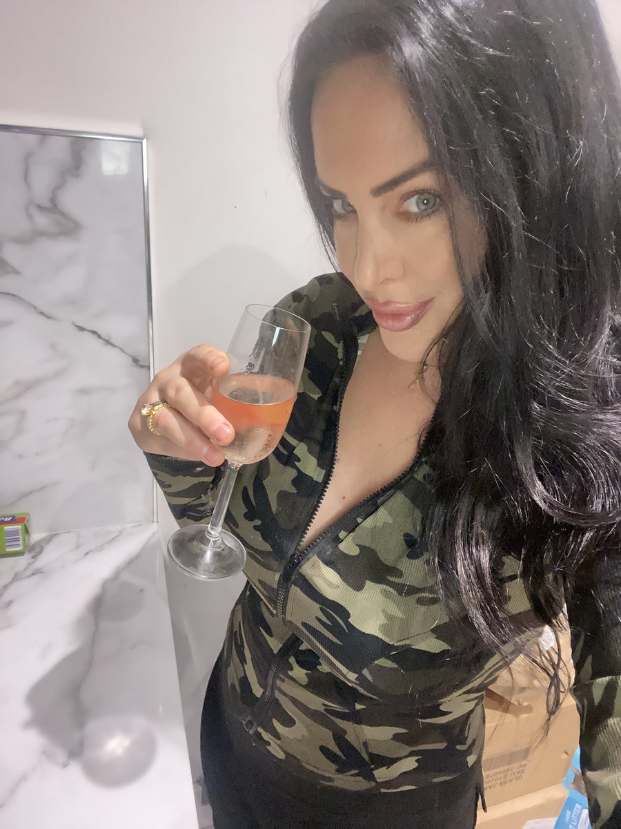 pollypantries's tweet image. Farmers happy with there lunch today now drink time for me #farming #chef #pheasant