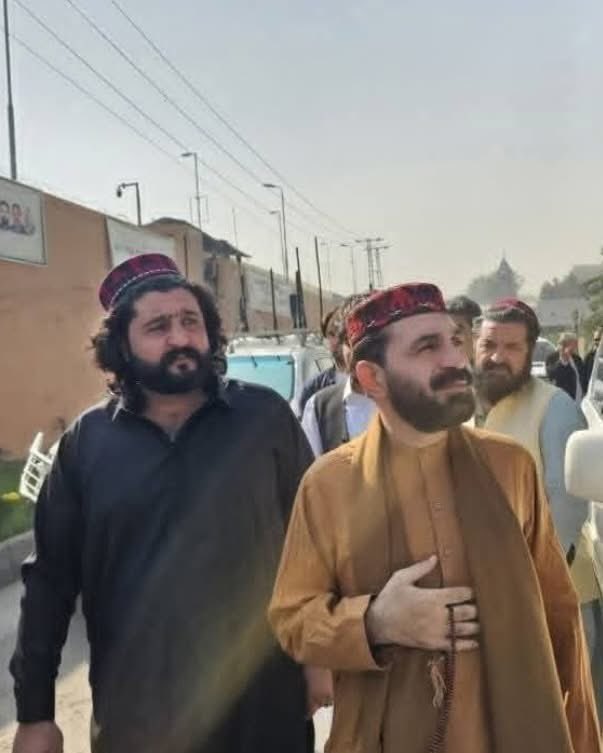 Akmal___Khan's tweet photo. چہرے نہیں پالیسی بدلنا چاہئے جو ظلم ہمارے ساتھ پہلے ہورہا تھا آج بھی وہی ظلم ہورہا ہے 
نوراللہ ترین اور باقی ساتھی اسمبلی سے نکلنے کے باد لاپتہ ہے 
 #WhereIsPTMDelegation https://t.co/JPI7fsZ0aF