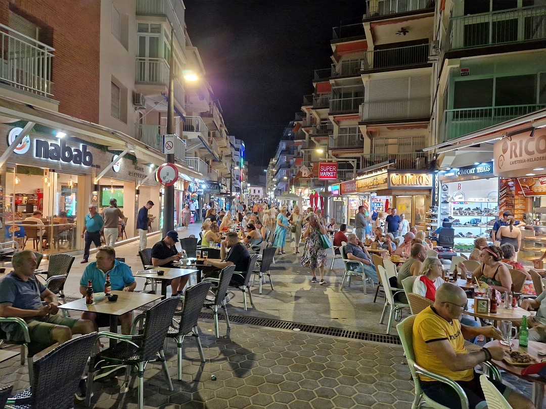 Photos and video from Benidorm, Costa Blanca, Spain.
#benidorm #photos #nightlife 
rcad.eu/stock-photos/