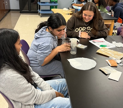 Fulshear_HS's tweet image. No clean water? No problem. Aquatic Science students are learning how to build their own water filters! #BigThinking #BoldLearning #BrightFutures @LamarCISD