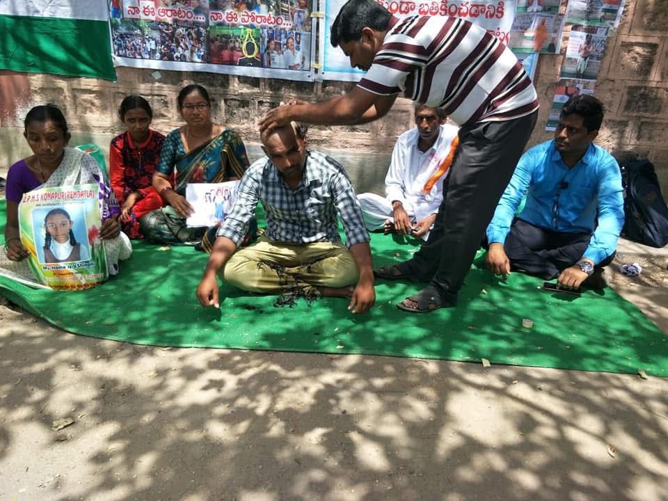 kota_shyamkumar's tweet image. ఇంటర్ విద్యార్థులకు న్యాయం కోసం పోరాటంలో భాగంగా గుండు కొట్టించి కొని నిరసన

🙏 మీ భరతీయుడు
కోట శ్యాంకుమార్
MLA, MP Contested Candidate

#InterStudentsProtest #StudentsJustice #InterStudents #VoiceForStudents #JusticeForInterStudents #StopEducationScam #StudentRights