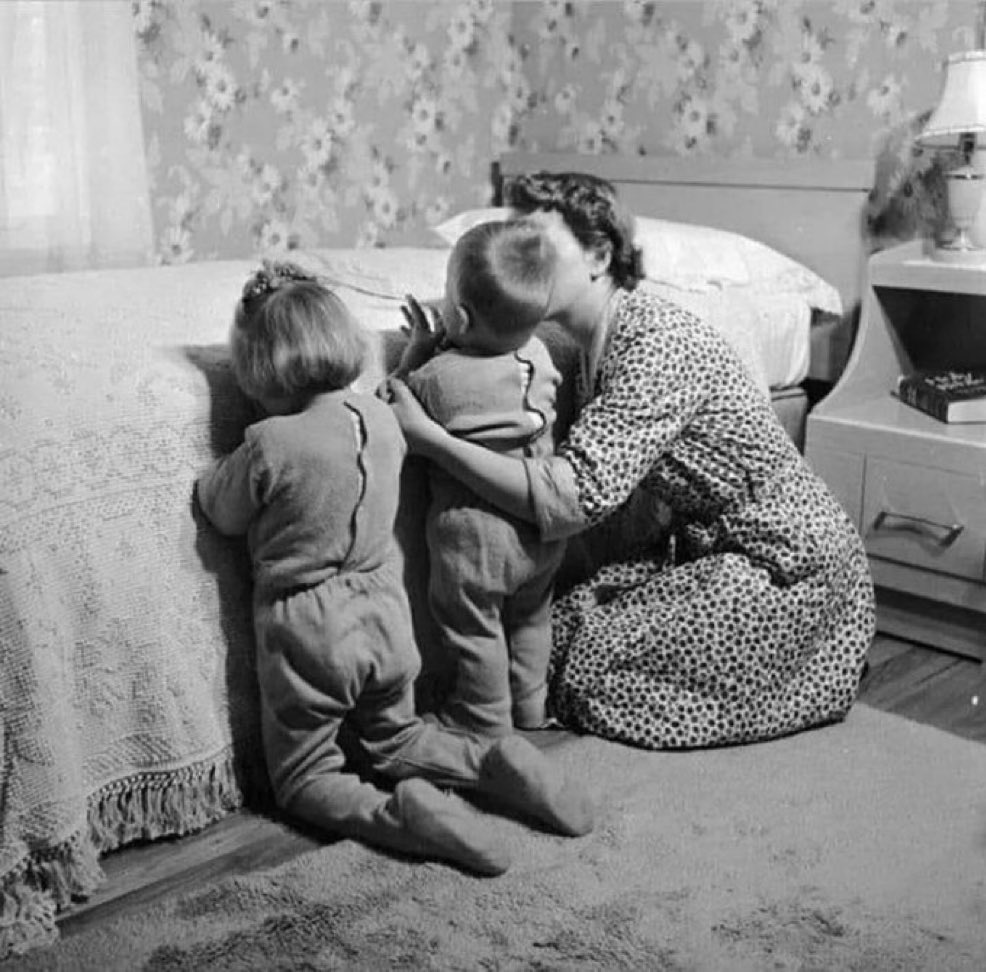 Enseña a tus hijos rezar, para que cuando sus corazones estén rotos vayan a Dios y no al mundo.