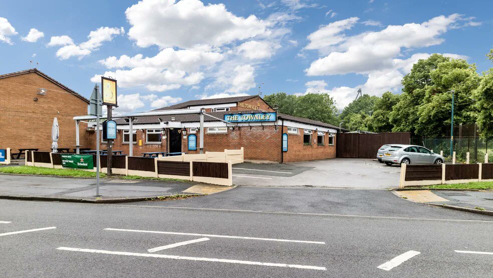 PubMaverik's tweet photo. The Townley

Located in Beswick, Manchester, known primarily as a vibrant spot for pre-game drinks and for secure parking for events at the nearby Etihad Stadium and Manchester Arena. 

https://t.co/16Vvt4JvHg https://t.co/GbXX83pAas