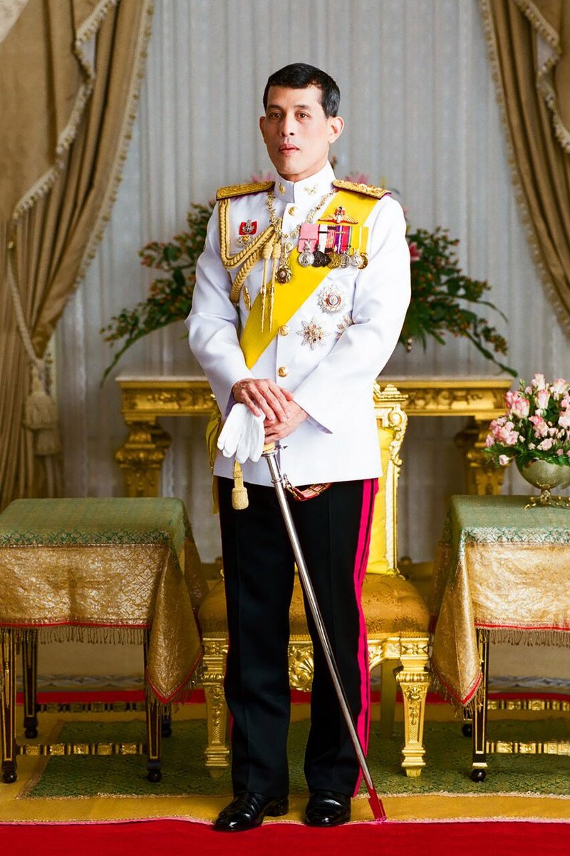 Monarchies2000's tweet image. Le roi Rama X de #Thailande s&apos;est envolé pour une visite d&apos;État en Chine. C&apos;est la 1ère fois qu&apos;un monarque thaïlandais se rend à Pékin. 🇹🇭👑🇨🇳 #monarchy #monarchie #Thailand 1/2 👇