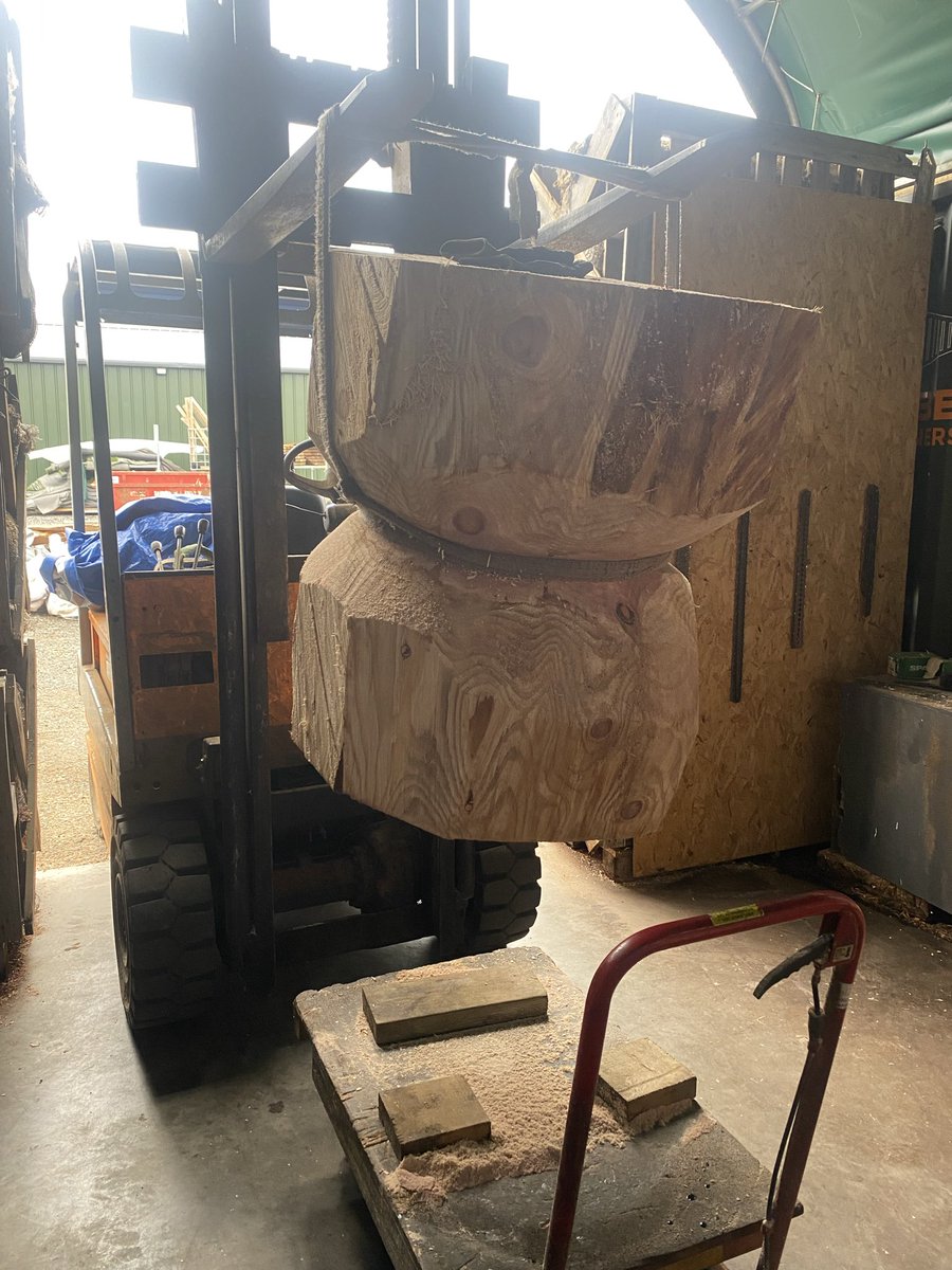 BurgessSculptor's tweet image. Who likes massive #conkers ??

These were installed yesterday as part of a big sculpture trail in #speke #liverpool  

Installed by the excellent @wainwrightfilm 

#chainsaw #treecarving #sculpture #chainsawman #woodworking #woodsculptor #artist