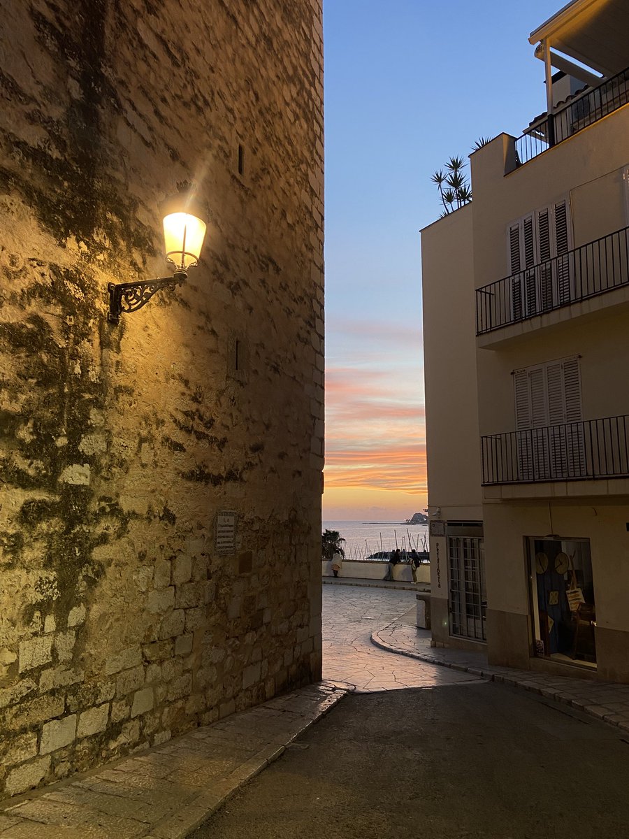 manelhc's tweet image. Atardecer en Sitges.