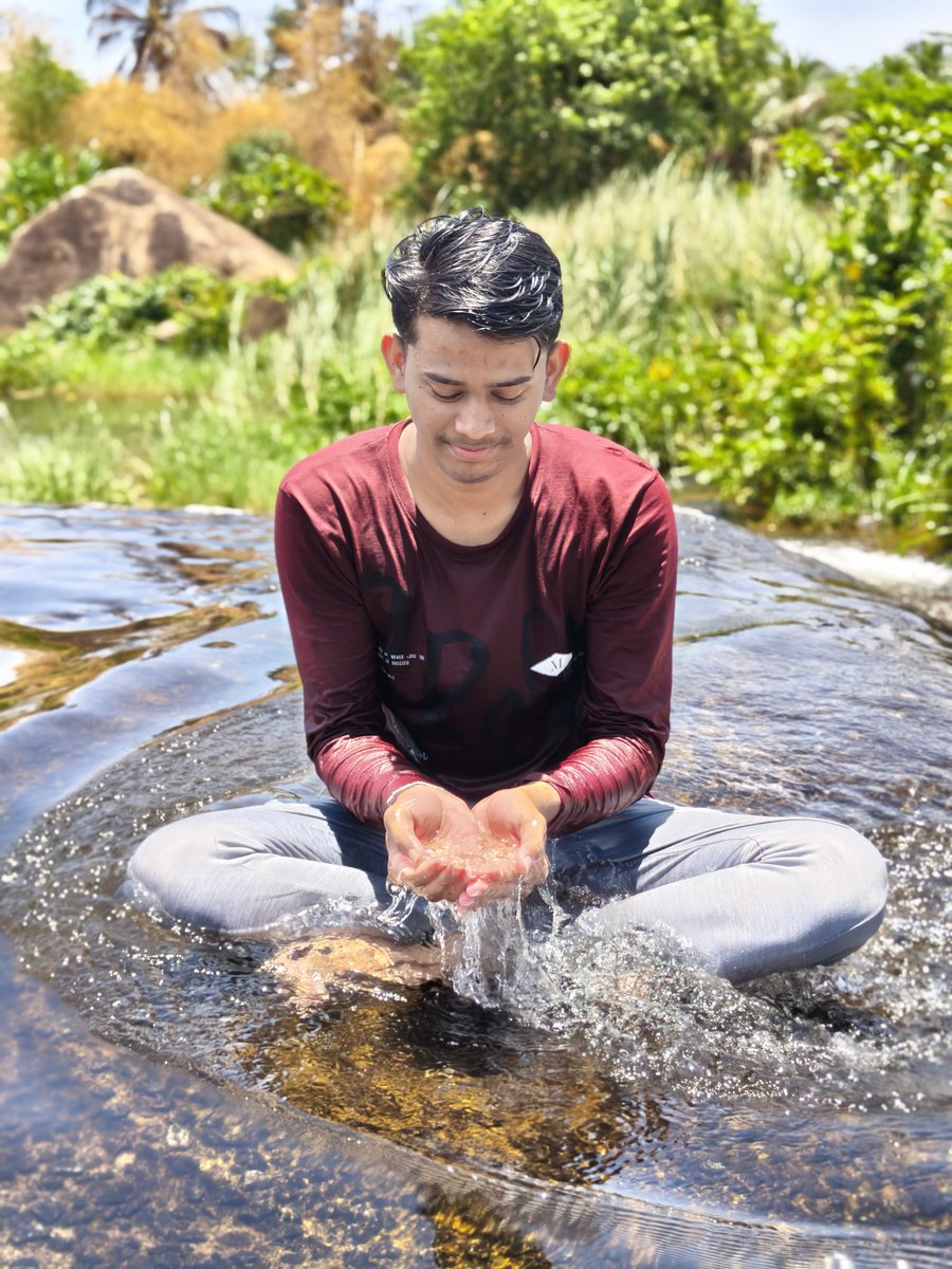 themcubeguy's tweet image. 💧 Holding nature’s rhythm in my hands, feeling the magic of Malargale 🎶✨
#agasthiyarfalls #ɴᴀᴛᴜʀᴇʟᴏᴠᴇ #watervibes #peacefulsoul #flutemagic #serenemoments