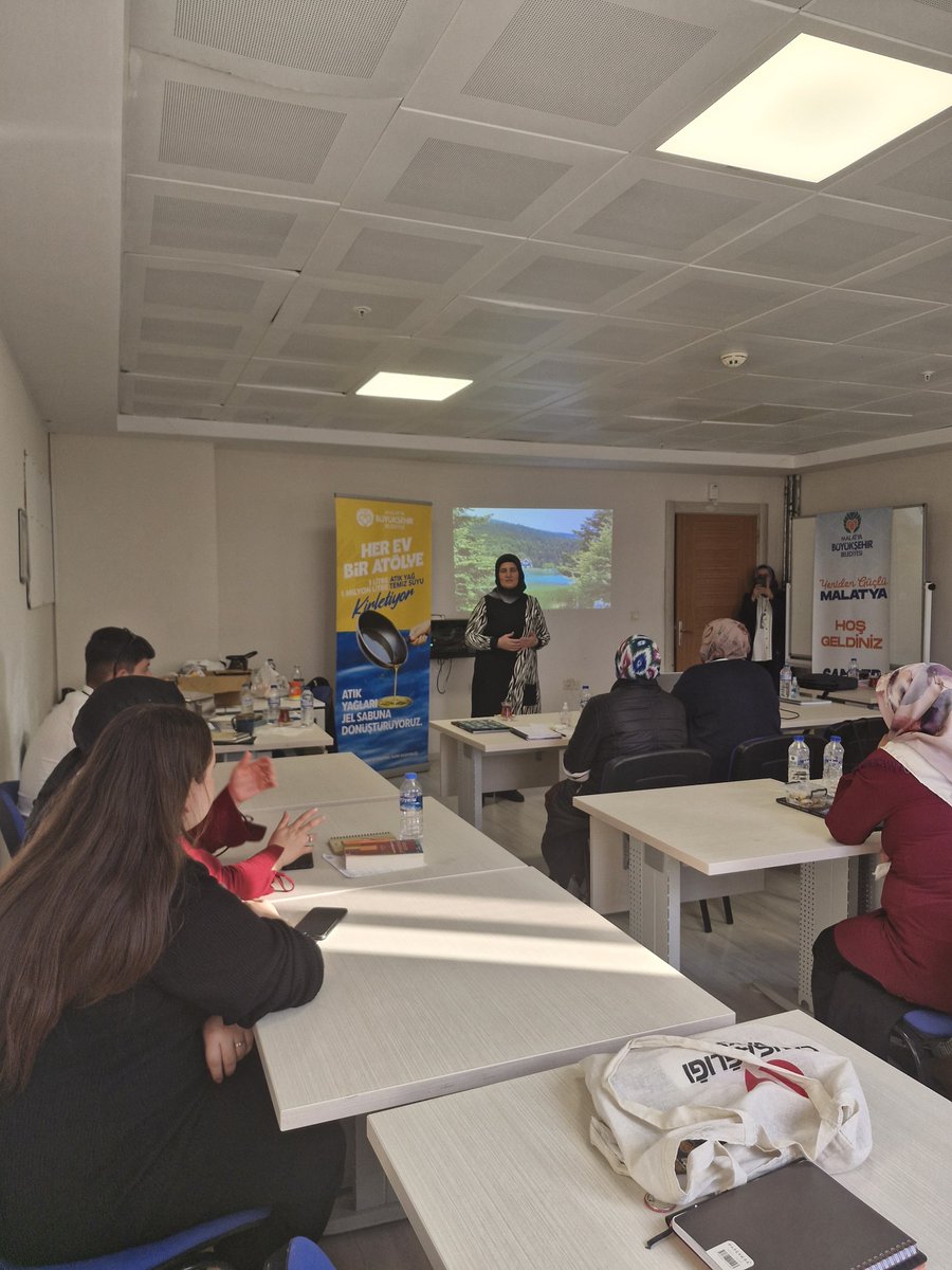 Malatya Büyükşehir Belediyesi uzmanları, yurt müdürlüğümüzün yemekhane personeline atık yağların doğru kullanımı, çevreye zarar vermeden atımı ve atık yağlardan sabun yapımı yöntemleri hakkında bilgilendirme yaptı.

📍Eşref Bitlis Yurdu

#GSBYurtları
