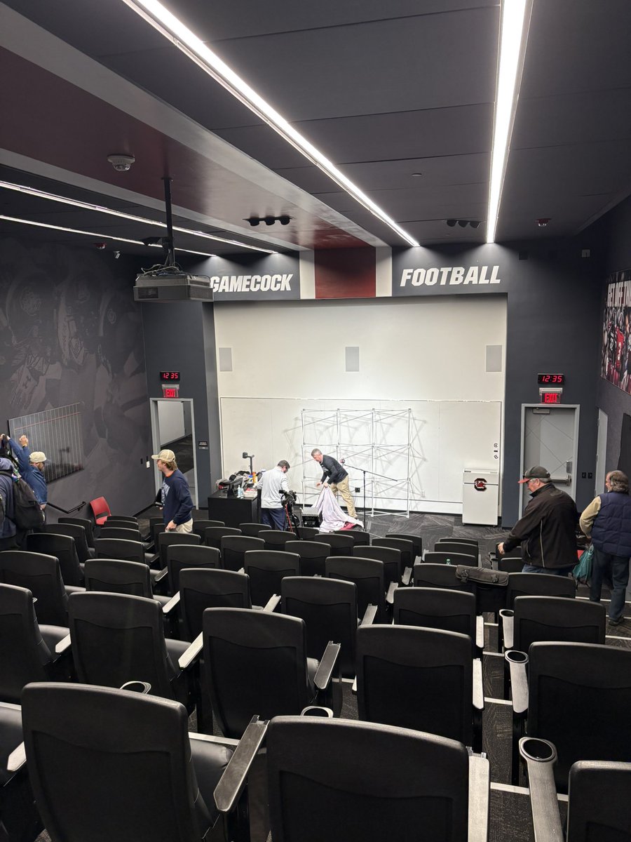 Weekly <a href="/GamecockFB/">South Carolina Football</a> Coordinator Press Conference just ended early with no Offense Play Caller coming out to speak to media. <a href="/mattfrank21/">Matt Frank</a> will have more at 4 on the Carolina News Website. #gamecockfootball
