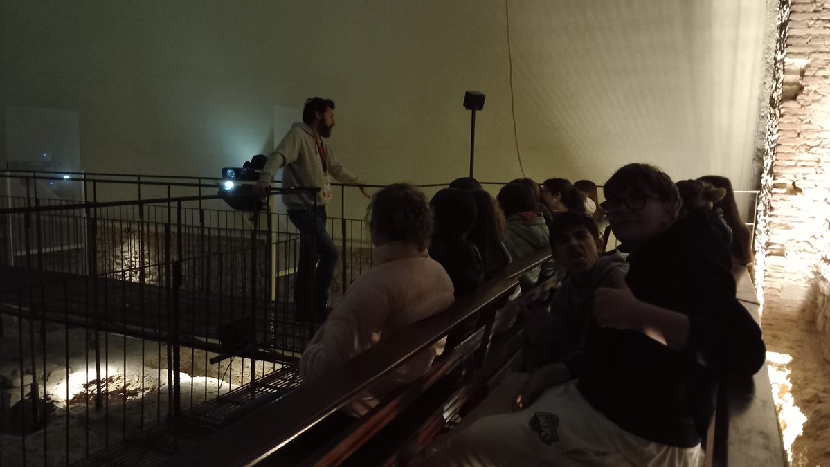 Conèixer l'entorn i la seva història ens dona eines per entendre el present... Per això, fa uns dies l'alumnat del Brics social i artístic va visitar l'espai "Vicpuntzero, l'origen d'una història" per entendre l'evolució de la ciutat de Vic des de l'època romana.