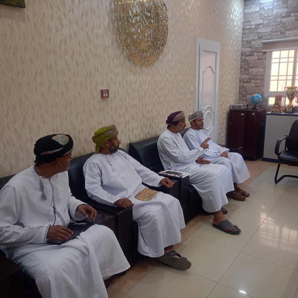 ✨ زار الفريق المشكّل من قبل المديرية العامة للتربية والتعليم ووزارة الصحة ووزارة البلديات وموارد المياه وحماية المستهلك مدرسة الحارث بن مالك، وذلك لمتابعة أعمال الجمعية التعاونية المدرسية والاطلاع على سيرها التنظيمي والإداري. 🤝

#مدرسة_الحارث_بن_مالك
#تعليمية_الداخلية