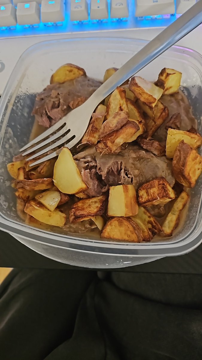 Se me ha olvidado subir lo que me he traído esta semana pero voy a subir este pedazo tupper de carrilleras.