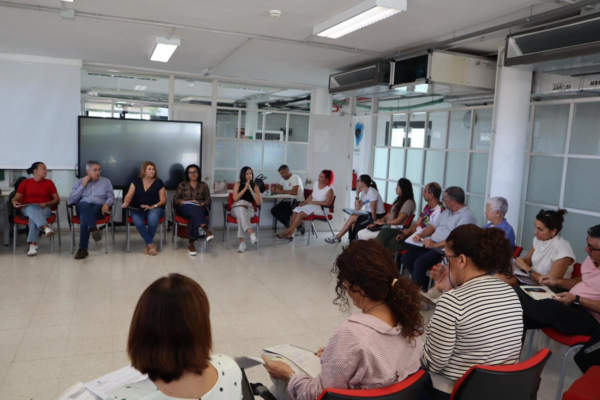 Reunión del Consejo Escolar Municipal de San Bartolomé de Tirajana: Coordinación, bienestar y prevención ante la borrasca Claudia 
Más info: buff.ly/pgPVjDr