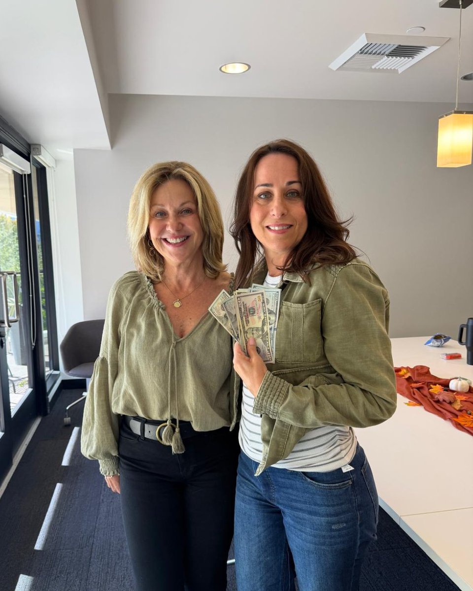 lydiagable's tweet image. Ricki crushed it as our top Fall Into Sales winner! 🏆
Michelle &amp;amp; Kommerina hit their goals too — proving consistency always wins. 🍁💵
#LydiaGableRealtyGroup #ConejoValleyHomes #RealEstateTeam #LGRG