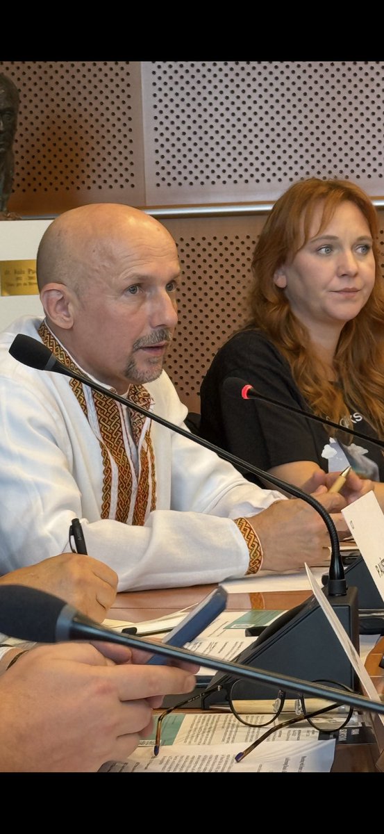 Das ist Dmytro Khyliuk, ein 🇺🇦 Journalist, im März 2022 aus seiner Heimat nach Russland verschleppt. Er war diese Woche in Brüssel und hat über die Folter in russischen Gulags berichtet. In einem hieß es :“Willkommen in Buchenwald“. ⁦<a href="/Tino_Chrupalla/">Tino Chrupalla</a>⁩ schämen Sie sich!