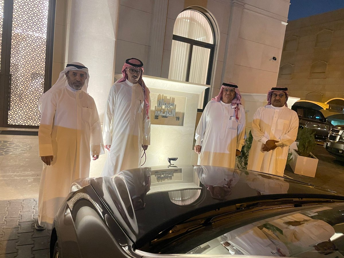 في زيارةٍ تعبّر عن الاعتزاز بالإرث التاريخي، زار عضو #جمعية_العقيلات الأستاذ ناصر البازعي أسرة المزيني في ديوانهم بـ #الكويت حيث كان في استقباله عدد من رجالات الأسرة.
من بينهم:
سعادة المستشار خالد صالح عبدالعزيز المزيني
و السيد عبدالوهاب صالح المزيني
والأستاذ خالد عبدالله المزيني