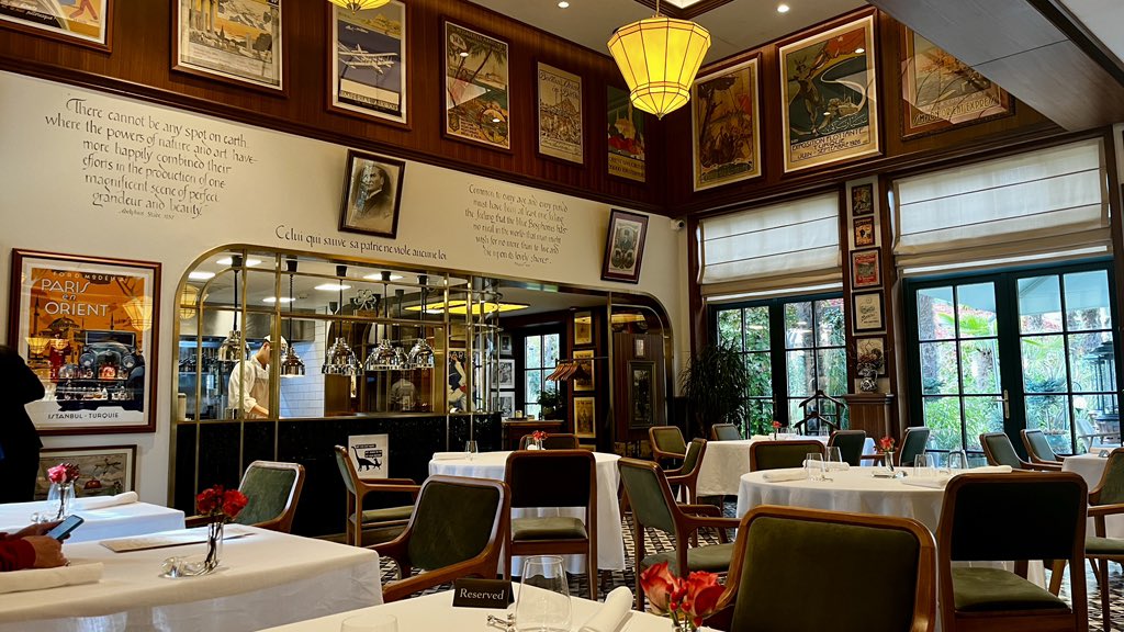 Telezzüz Lokantası 😋 Abdülmecid Efendi Korusu içindeki( Koç Topluluğu Spor Kulübü Yerleşkesi) Altunizade-Bağlarbaşı-Kuzguncuk-Üsküdar’ da mukim (Her şekilde gidilebilir) Müthiş bir lezzet durağı. Mekanda Ömer Koç’un Şahsi Efemera Nadirat ötesi koleksiyonlarını