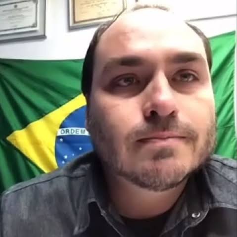 NP__Oficial's tweet photo. 🚨 Atenção l Carlos Bolsonaro se despede do Rio de Janeiro para tentar ser senador por Santa Catarina com apenas dois projetos aprovados:

Dia do Conservadorismo e
Dia do Heterossexual https://t.co/l3pOcccCe0